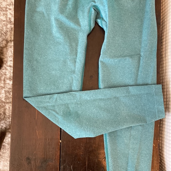 NVGTN size M, barely worn seamless workout leggings - Picture 2 of 3